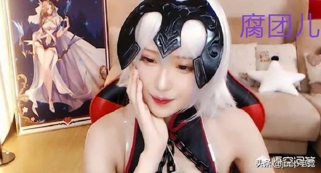 腐团儿露白色内裤