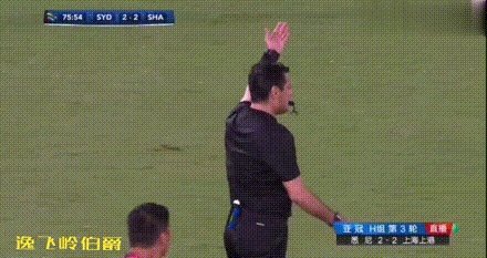 艾哈受伤倒地，上港球员把球踢出场外，伊朗裁判法加尼为什么却催促对方尽快发界外球？