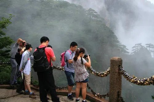 如何看待游客雨中爬黄山崩溃想回家的事件呢？
