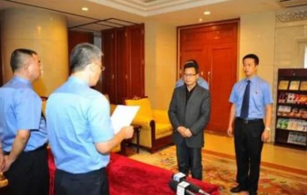 百名红通人员王佳哲投案自首是怎么回事？