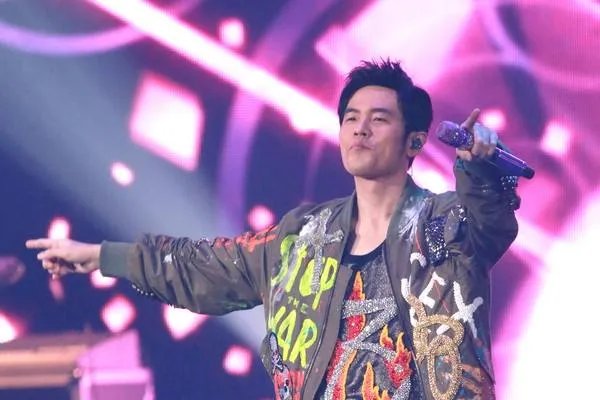 周杰伦常探班昆凌，是吃醋她与其他异性的接触吗？