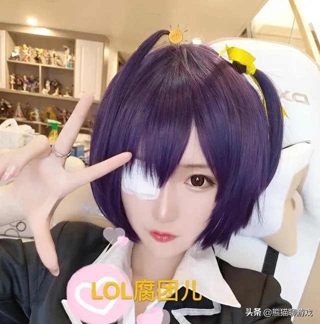 腐团儿露白色内裤