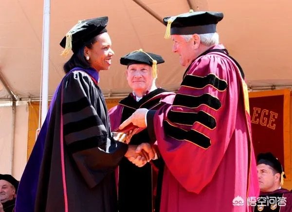 卡扎菲心中女神赖斯，地下室出生从政15年，为何受2位美国总统信赖？