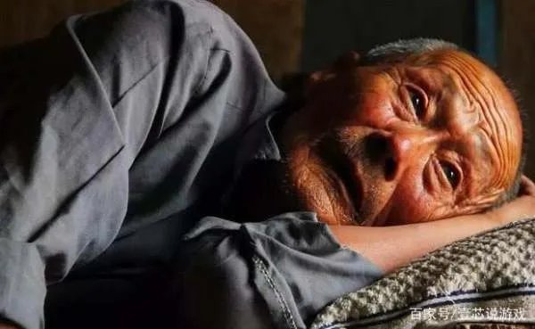 老伴瘫痪，儿子接我们去城里养老，半夜起来听到儿媳的什么话，我愣住？