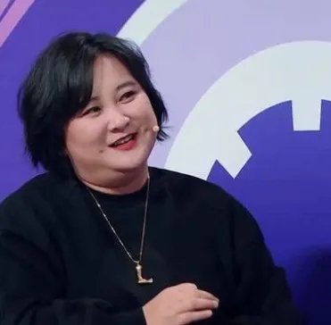 贾玲在街头录节目被偶遇，穿单薄公主裙不怕冷，艺人的工作有多么艰辛？