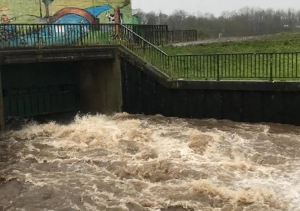 怀化一整栋楼被洪水冲走，沿途撞到多栋房屋！是否造成人员伤亡？