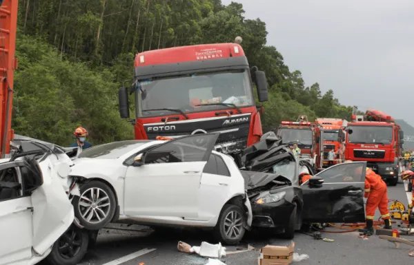 特斯拉发生严重交通事故后自燃，司机是否存在重大过失？