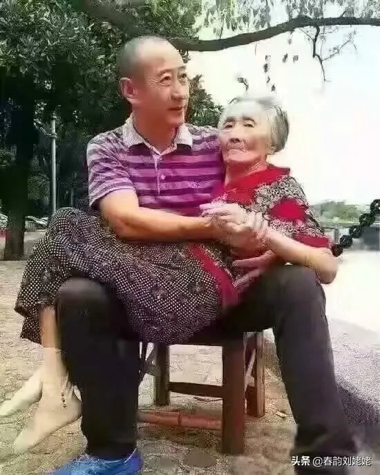 妻子回娘家照顾年迈的父亲，我却过起了单身生活，我该怎么办？