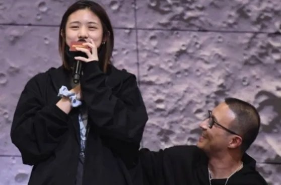 汪峰大女儿助阵章子怡新片,发言略显羞涩,她今后是否有进入娱乐圈的可能?