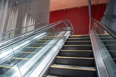 上海女童手扒扶梯双脚悬空，一男子紧急救出，扶梯的安全隐患有哪些？