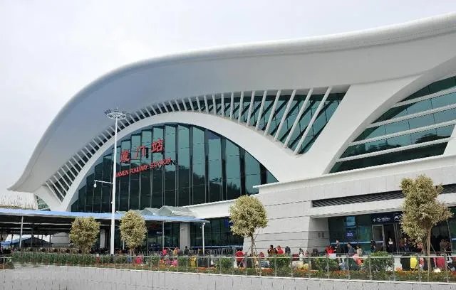 从济南火车站怎么去飞机场，大约要多少时间?多少钱？