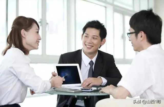 在工作中发现直属领导弄虚作假，要不要告诉老板？