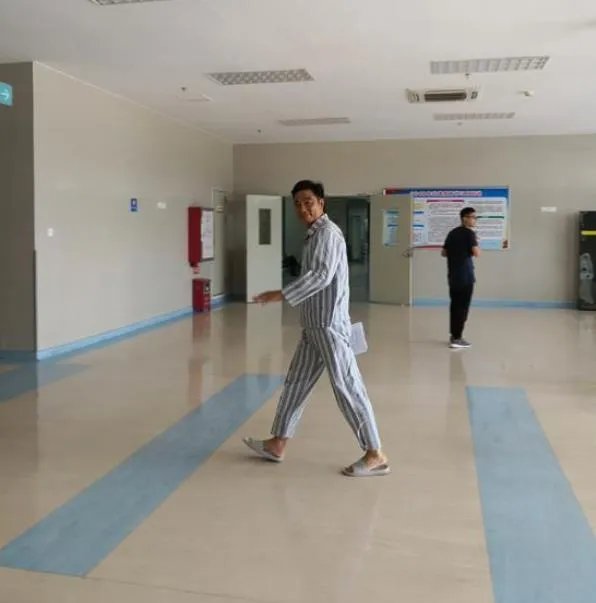 任达华3厘米刀伤图:有网友称是捅老板但捅错人了