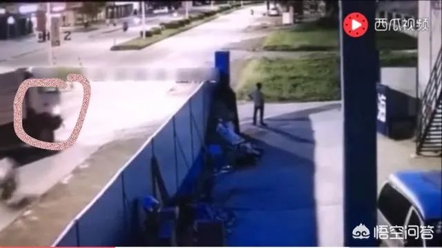 15岁少年飙车意外身亡，过路司机判责51万，你怎么看？