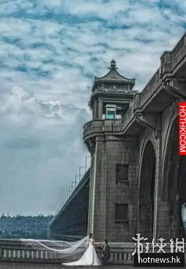 确定没欠摄影师钱？结婚照拍成冥婚照？这下场好惨啊