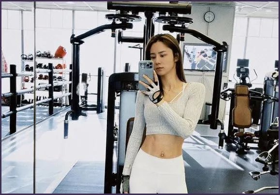 张馨月晒健身照秀马甲线，她平时是如何锻炼的？