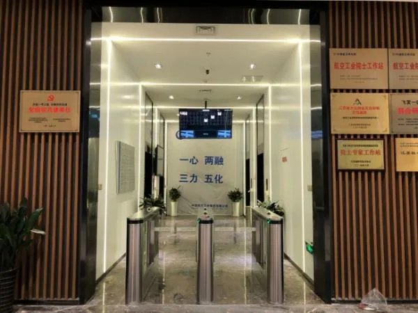 现在闸机两边的门越来越多是不锈钢的了，为啥不用钢化玻璃了啊？透明的多好看啊