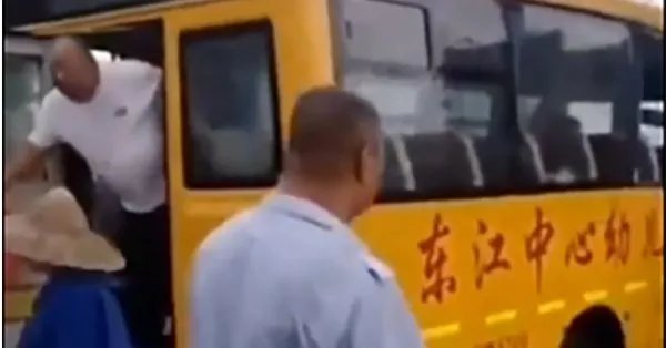 官方通报幼儿园校车与货车相撞，此事故到底是谁的责任？