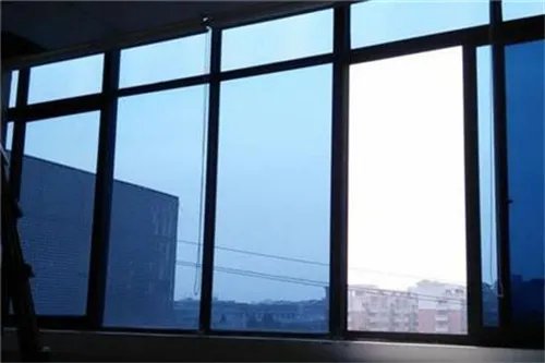 隔热膜是贴在玻璃里面还是外面