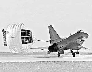 战斗机后轮着地,前轮抬起,如何分辨它是在起飞,还是在降落?