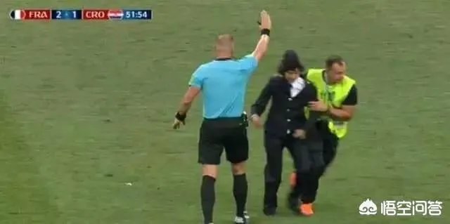 冲入俄罗斯世界杯决赛赛场的四名球迷处罚新鲜出炉，你怎么样看待他们受到的处罚？