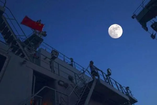 网友对于海军护航官兵在亚丁湾拍的月亮有何评价？