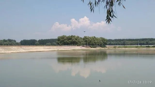 我拉东西从村里出村路上过，村民不让过要钱，他们合理吗？