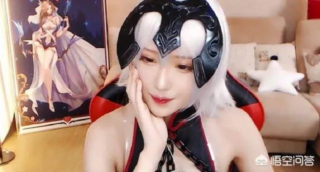 腐团儿露白色内裤