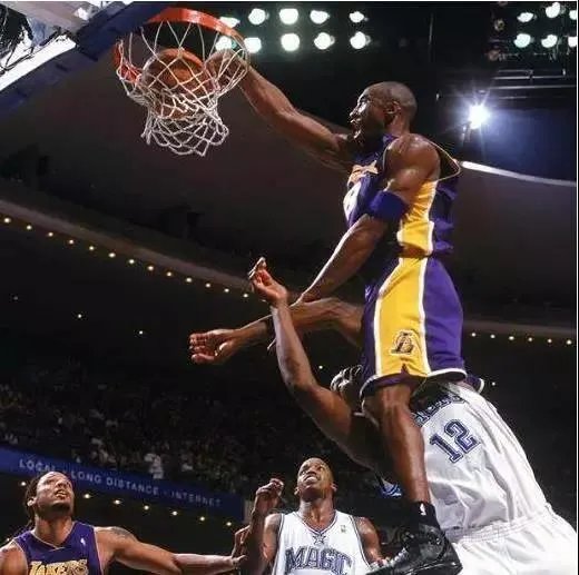 如何看待湖人要为科比立雕像，那个动作更好？