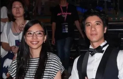 李靓蕾深夜发文回应王力宏，你如何看待李靓蕾的发文？