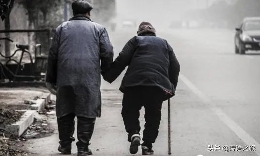 妻子回娘家照顾年迈的父亲，我却过起了单身生活，我该怎么办？