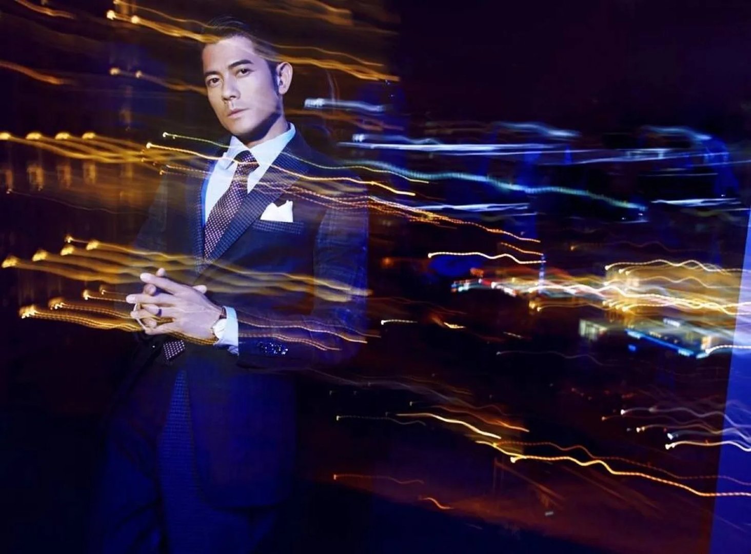 郭富城开豪车现身街头遇粉丝求合影，是满足心愿还是不加理睬？