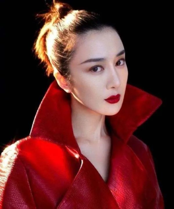 被狗毁掉星途的演员：李依晓没获得一句道歉，为何还要被骂整容脸？