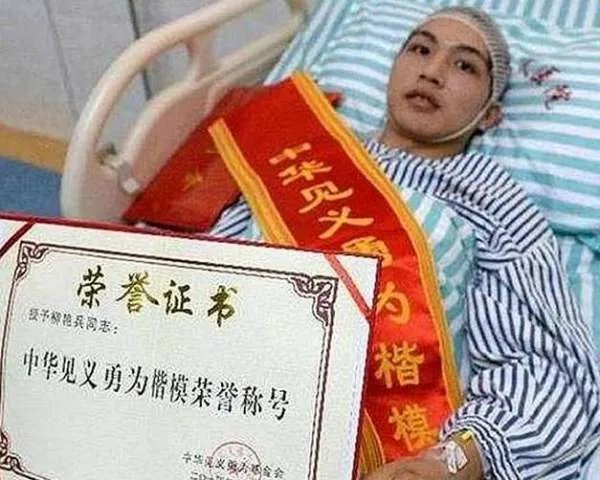 6年前因夺刀救人，从而错过高考的2位少年，后来如何了？