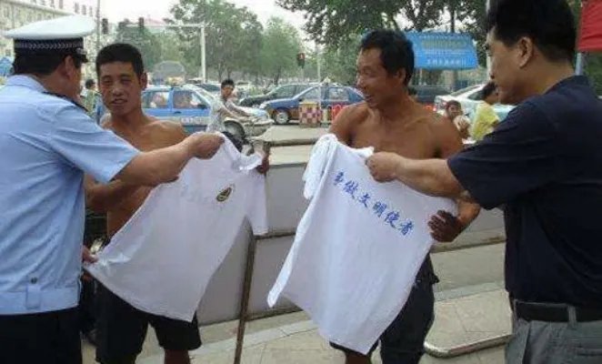 全国整治赤膊光膀：支持还是反对这到底是个什么梗