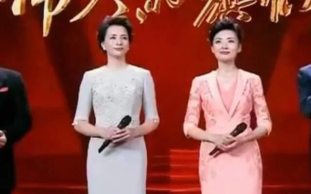 董卿倪萍两代央视一姐罕见合体，风光无限的她们为何泪流满面？