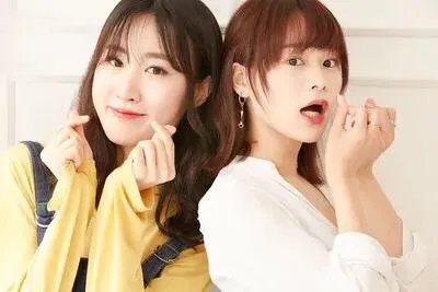 老婆总是去闺蜜家过夜，每次开视频不接说她闺密没穿衣服不方便，为啥？