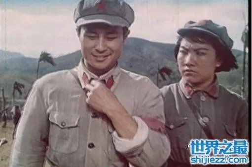 电影演员王心刚逝世是假的，其实在大连舒舒服服养老 