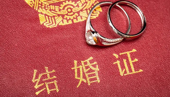 拍结婚证件照穿什么 拍结婚证件照穿什么颜色