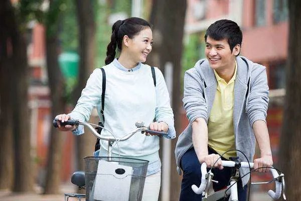 一高校公开曝光校园情侣亲密照片,是否合理?