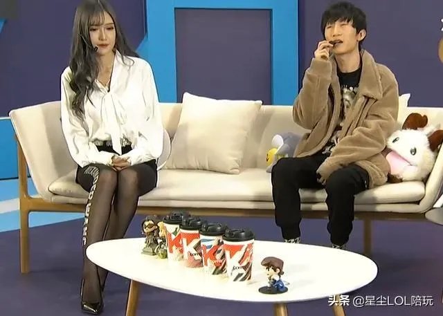 LOL腐团儿晒解说德杯照片，黑丝长腿再次获网友点赞，你有何看法？