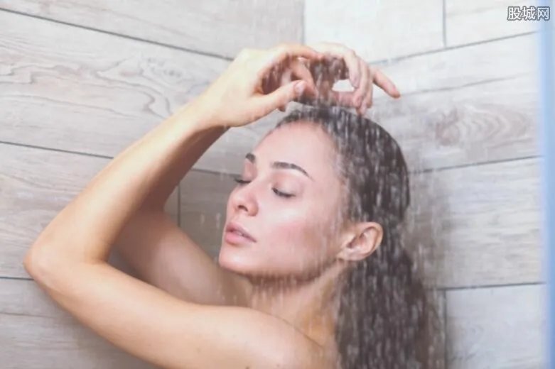 澡堂里直播被拘留 场面竟然这样香艳