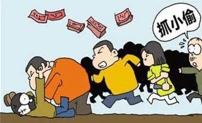 如何看待偷拿排骨，阿婆在超市门口被挂牌示众一事？