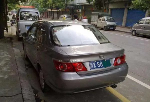 “京牌”黑市,“闪婚闪离”只为买卖车牌,婚姻能如此儿戏吗?