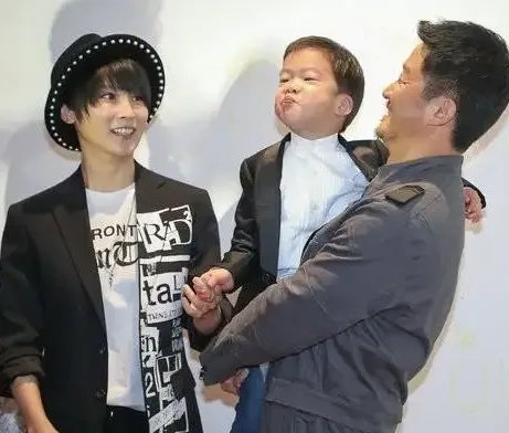 网传杨幂女儿小糯米将到北京上学，明星们的孩子名字由何由来？