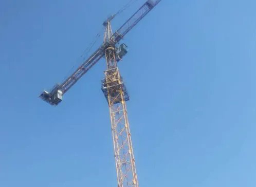 塔式起重机升降过程中,禁止