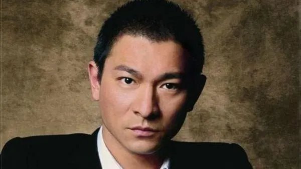 粉丝穿婚纱逼婚刘德华,当年杨丽娟仍是阴影,刘德华这次如何回应?