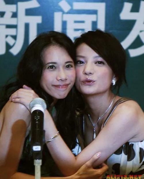 刘诗诗与杨幂 盘点娱乐圈女女同性之吻瞬间