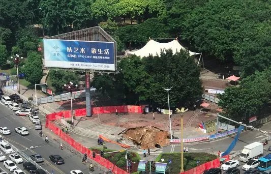 东莞大朗镇一路口突发地陷之后有无造成车辆被埋？