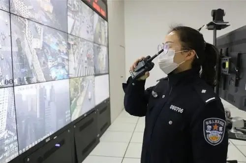 贵州一95后女警狂爬23楼疏散火警住户，你愿意为女警的这一行为点赞吗？